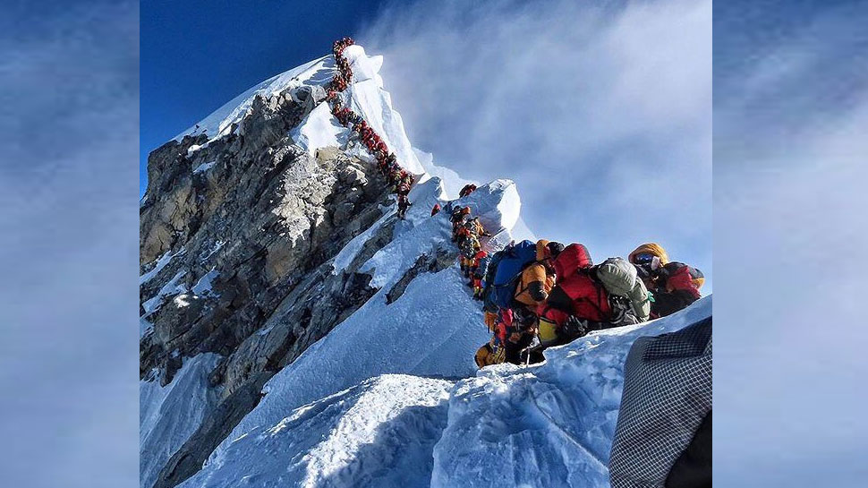 माउंट एवरेस्ट पर एक साथ पहुंच गए इतने सारे पर्वतारोही की रास्ता ही हो गया जाम
