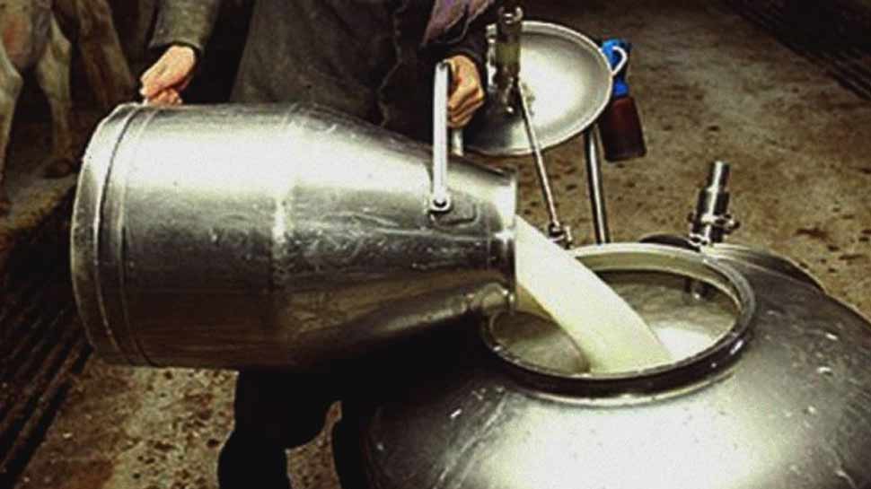 कंपनी ने टोकन के जरिये बेचे जाने वाले दूध के दाम नहीं बढ़ाए हैं. (File Pic) कंपनी ने टोकन के जरिये बेचे जाने वाले दूध के दाम नहीं बढ़ाए हैं. (File Pic)