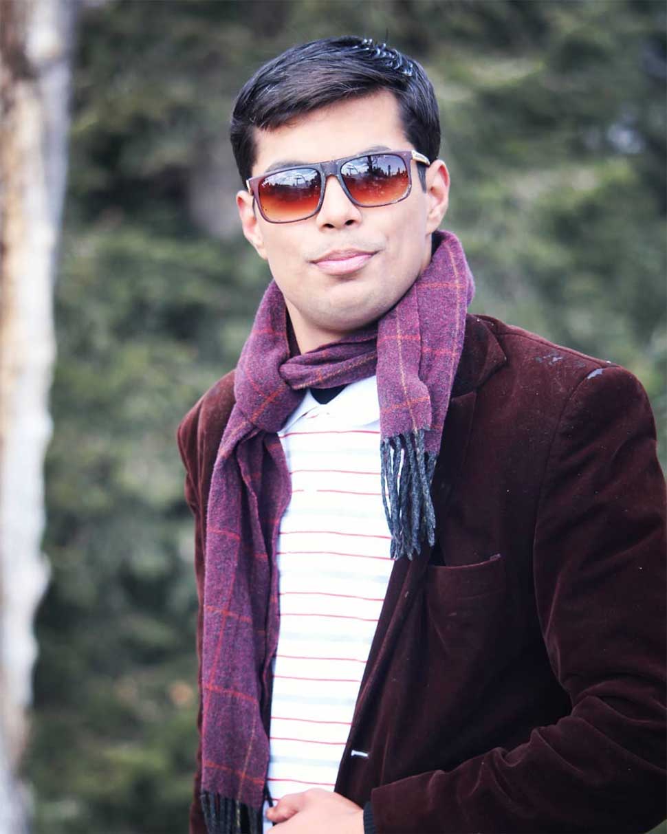 बाद में कुछ और ट्वीट किए duplicate Karan Johar