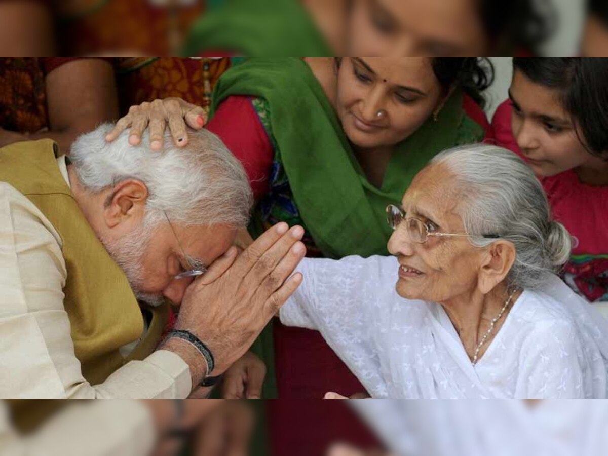 साल 2014 में जब वह पहली बार देश के प्रधानमंत्री बने थे, तब भी उन्होंने सबसे पहले अपनी मां का आशीर्वाद लिया था. (फाइल फोटो)