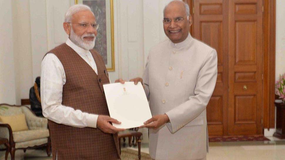 पीएम मोदी पहुंचे राष्ट्रपति भवन, सरकार बनाने का दावा किया पेश, शपथग्रहण का न्योता मिला पीएम मोदी पहुंचे राष्ट्रपति भवन, सरकार बनाने का दावा किया पेश, शपथग्रहण का न्योता मिला