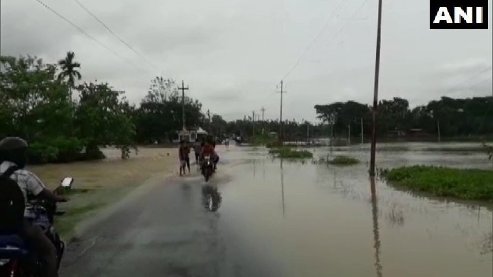 नाव से सुरक्षित स्थानों पर पहुंचाए जा रहे लोग People being transported to safer places by boat