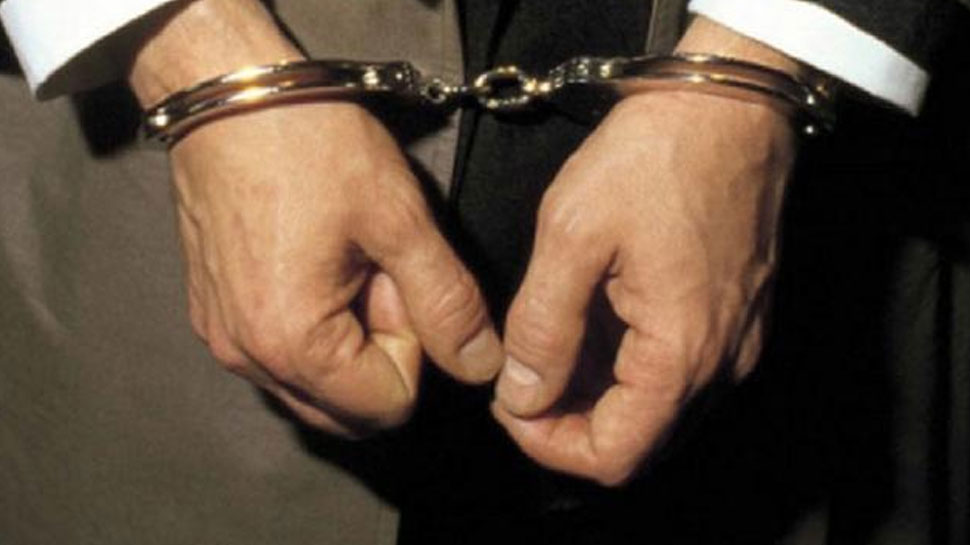 कनाडा से अवैध प्रवासियों को अमेरिका भेजने के आरोप में भारतीय गिरफ्तार कनाडा से अवैध प्रवासियों को अमेरिका भेजने के आरोप में भारतीय गिरफ्तार