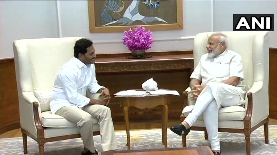 जगनमोहन रेड्डी ने की प्रधानमंत्री मोदी से मुलाकात, तोहफे में दी एक खास शॉल जगनमोहन रेड्डी ने की प्रधानमंत्री मोदी से मुलाकात, तोहफे में दी एक खास शॉल