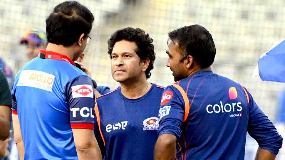 आईपीएल के एक मैच से पहले महेला जयवर्धने (दाएं), सौरव गांगुली और सचिन तेंदुलकर. (फोटो: PTI) आईपीएल के एक मैच से पहले महेला जयवर्धने (दाएं), सौरव गांगुली और सचिन तेंदुलकर. (फोटो: PTI)