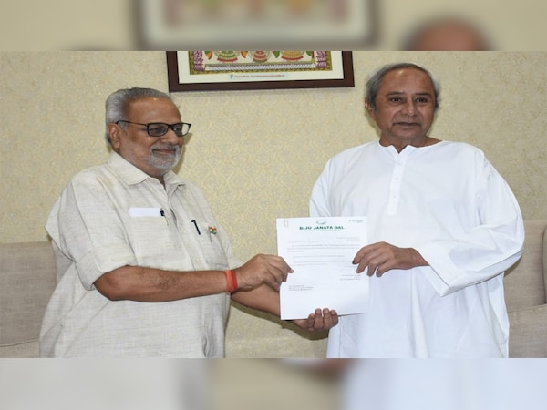 पांचवी बार ओडिशा के मुख्यमंत्री बनने जा रहे नवीन पटनायक ने बीजेडी विधायक दल का नेता चुने जाने के बाद राज्यपाल से मुलाकात कर सरकार गठन का दावा पेश किया था.  (फोटो साभार - ANI)