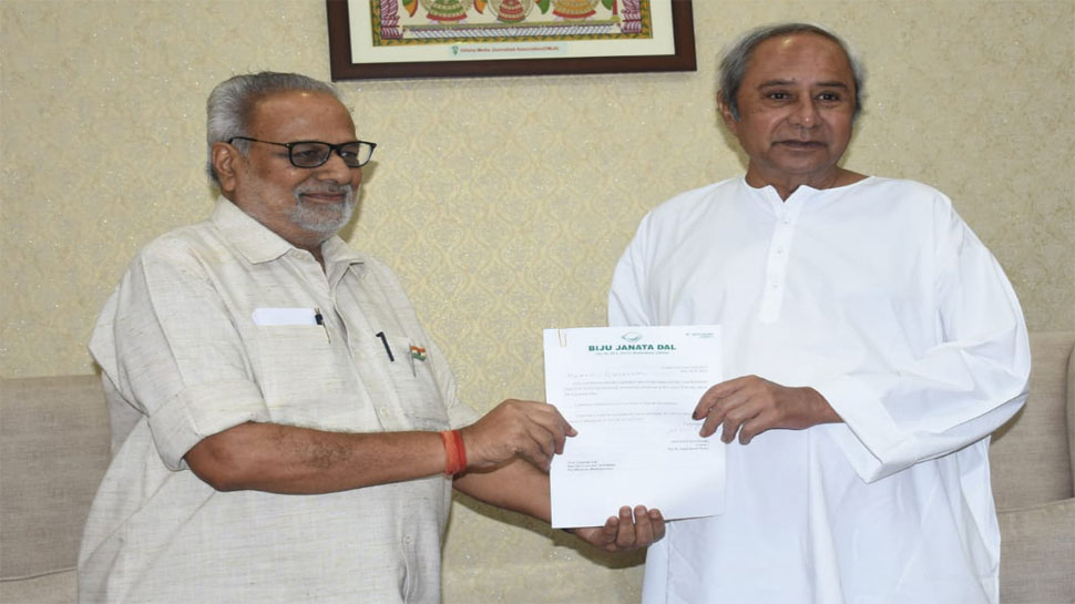 पांचवी बार ओडिशा के मुख्यमंत्री बनने जा रहे नवीन पटनायक ने बीजेडी विधायक दल का नेता चुने जाने के बाद राज्यपाल से मुलाकात कर सरकार गठन का दावा पेश किया था. (फोटो साभार - ANI) पांचवी बार ओडिशा के मुख्यमंत्री बनने जा रहे नवीन पटनायक ने बीजेडी विधायक दल का नेता चुने जाने के बाद राज्यपाल से मुलाकात कर सरकार गठन का दावा पेश किया था. (फोटो साभार - ANI)