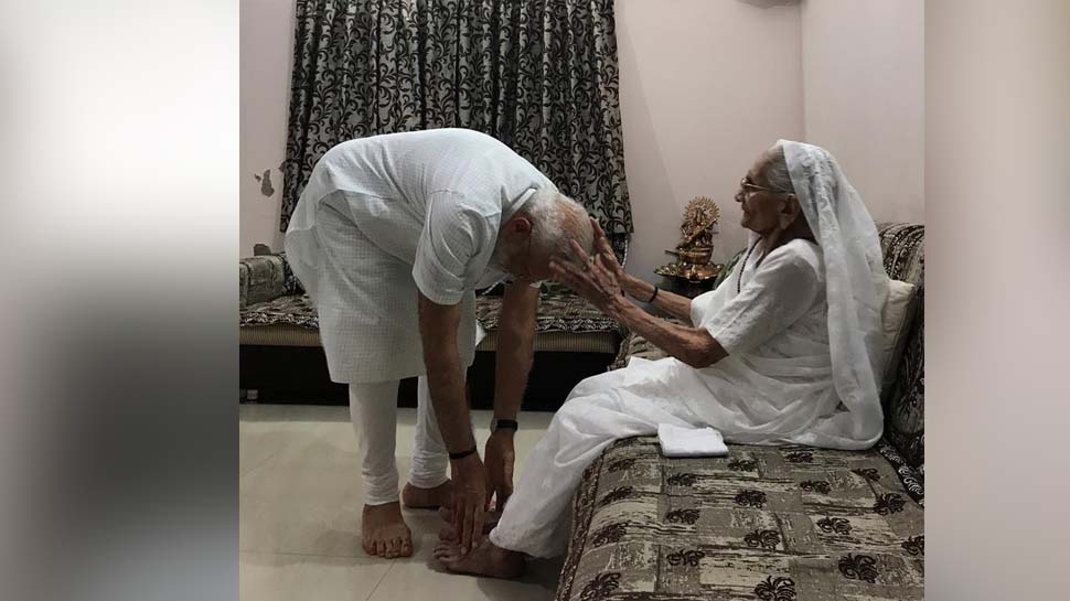 लोकसभा चुनाव में प्रचंड जीत के बाद मां से मिलने पहुंचे पीएम मोदी, लिया आशीर्वाद