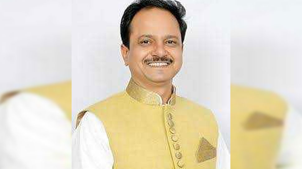 करौली से सांसद चुने गए मनोज राजोरिया होम्योपेथिक के डाक्टर है. Many educated MPs arrived from rajasthan in parliament