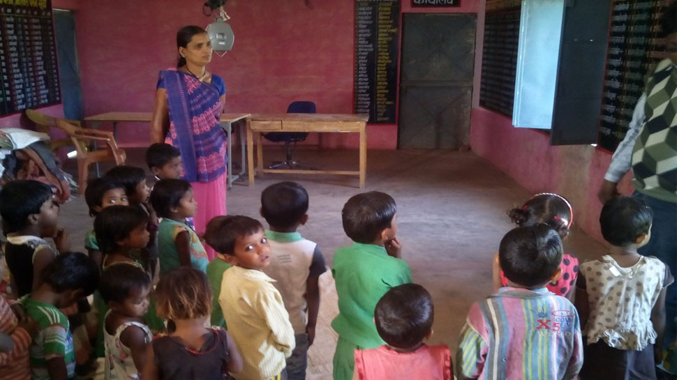 मध्य प्रदेश में आंगनबाड़ी में पढ़ती है डीएम की बेटी, राज्यपाल आनंदी बेन ने सराहा