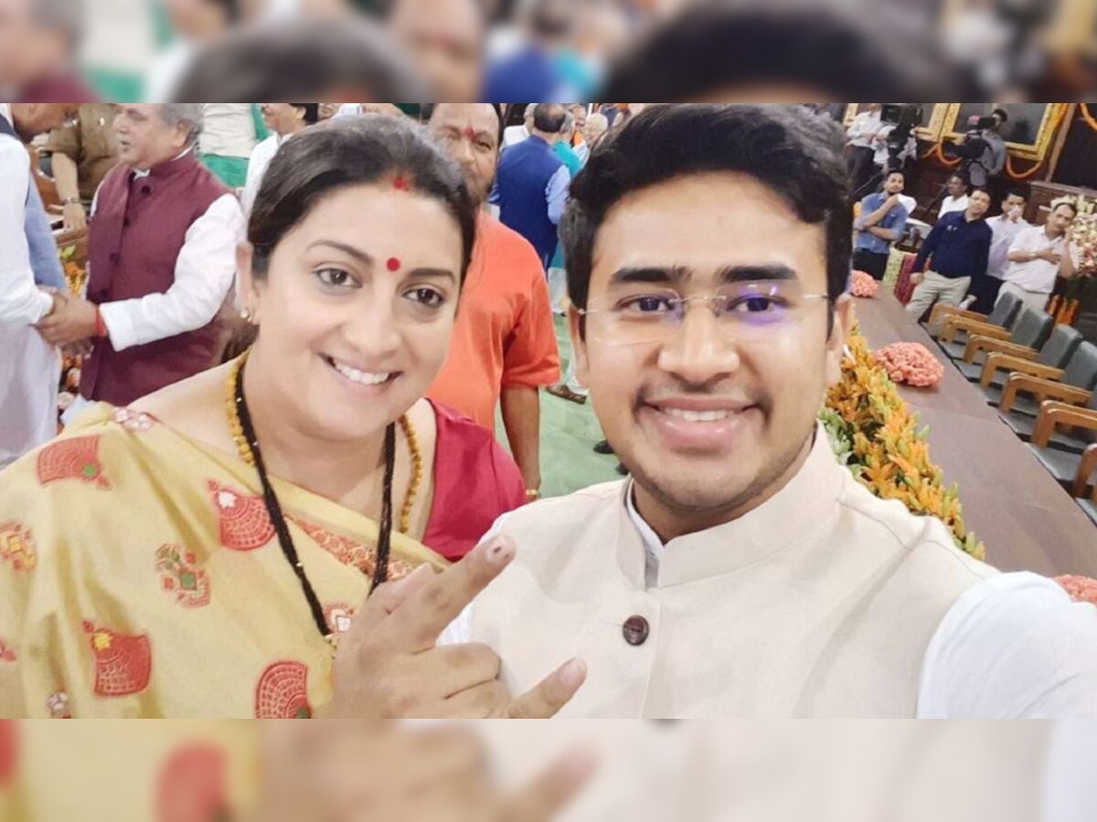 तेजस्‍वी सूर्या ने स्‍मृति ईरानी संग ली सेल्‍फी. फोटो tejasvi surya twitter