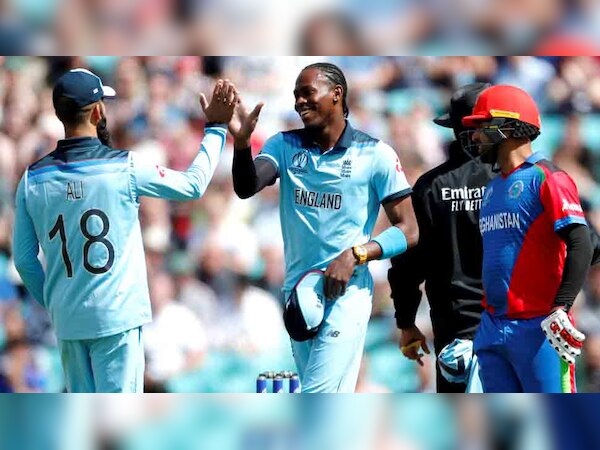 जोफ्रा आर्चर को विकेट लेने पर बधाई देते हुए मोइन खान (बाएं). आर्चर ने अफगानिस्तान के खिलाफ तीन विकेट झटके. (फोटो: Reuters) 