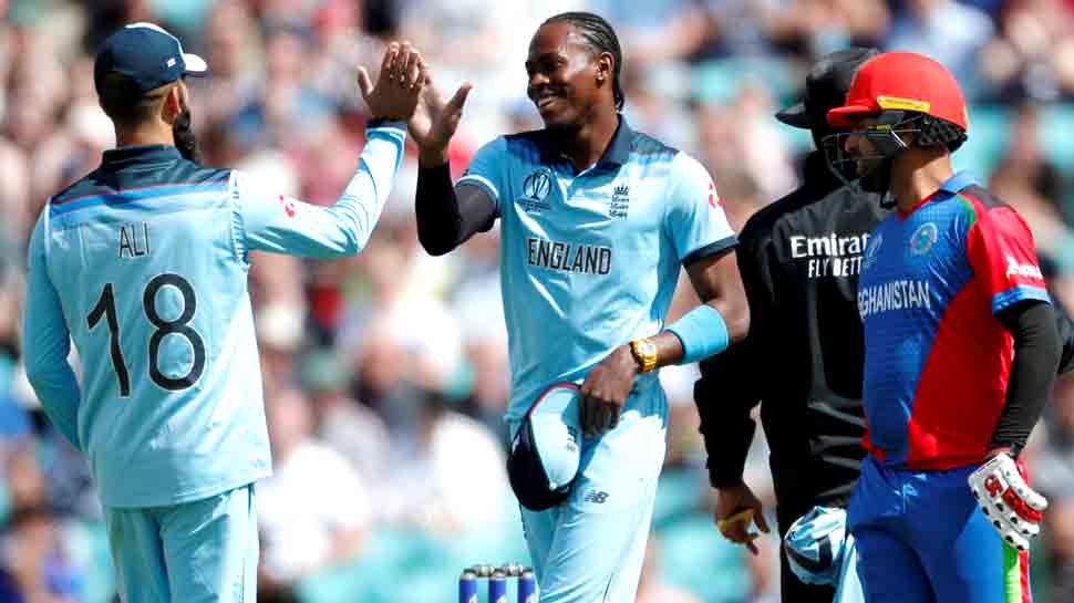 जोफ्रा आर्चर को विकेट लेने पर बधाई देते हुए मोइन खान (बाएं). आर्चर ने अफगानिस्तान के खिलाफ तीन विकेट झटके. (फोटो: Reuters) जोफ्रा आर्चर को विकेट लेने पर बधाई देते हुए मोइन खान (बाएं). आर्चर ने अफगानिस्तान के खिलाफ तीन विकेट झटके. (फोटो: Reuters)