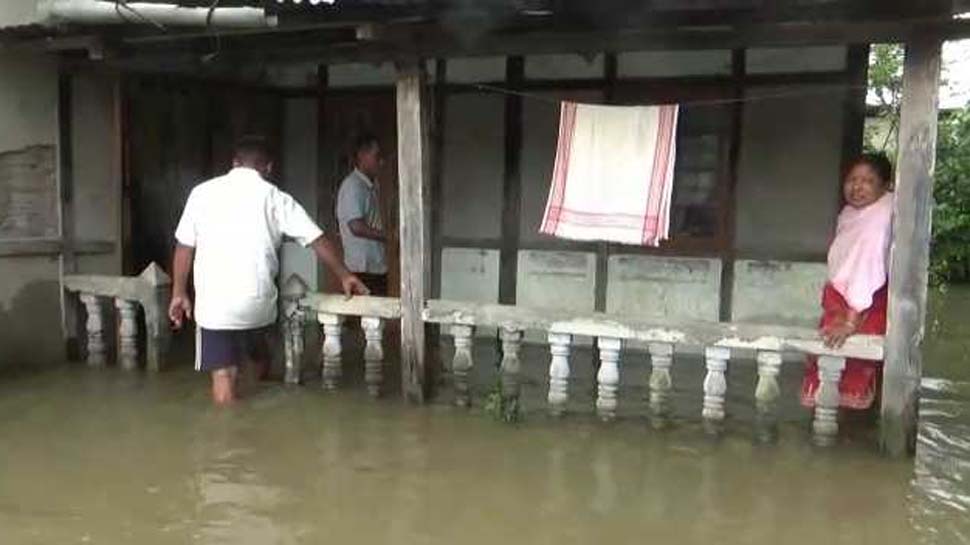 असम में बाढ़ का कहर जारी, कई जिलों में घरों में घुसा पानी