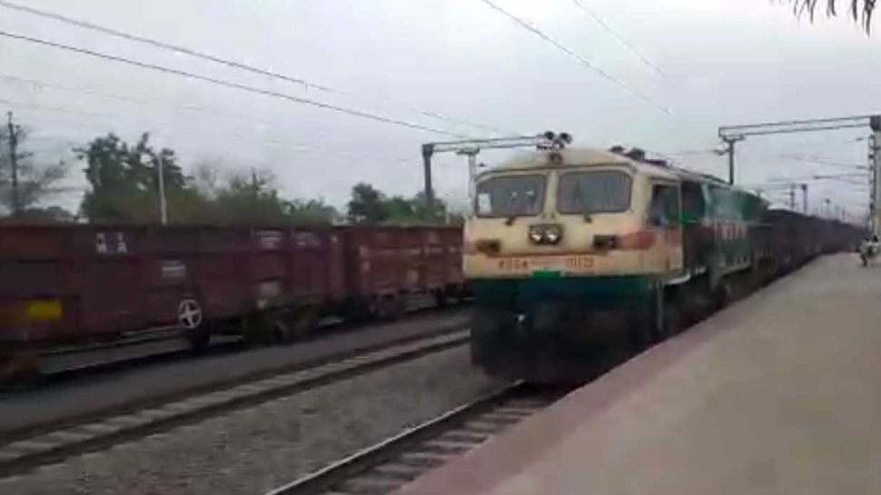 जब पटरी पर दौड़ी 2 किमी लंबी मालगाड़ी, 177 डिब्बों वाली एनाकोंडा को देखकर सब रह गए हैरान जब पटरी पर दौड़ी 2 किमी लंबी मालगाड़ी, 177 डिब्बों वाली एनाकोंडा को देखकर सब रह गए हैरान