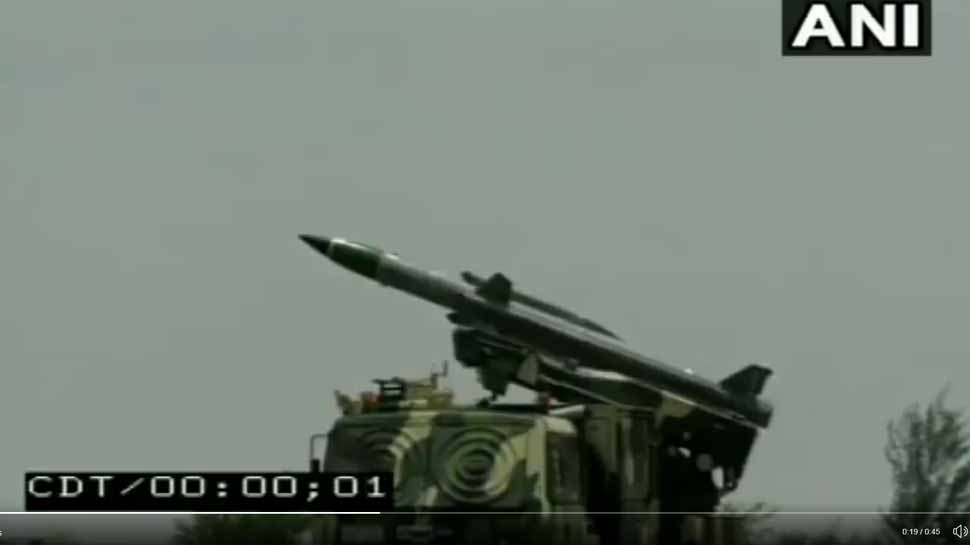 VIDEO: दुश्मन के विमान को हवा में ढेर करने वाली आकाश मिसाइल का सफल परीक्षण