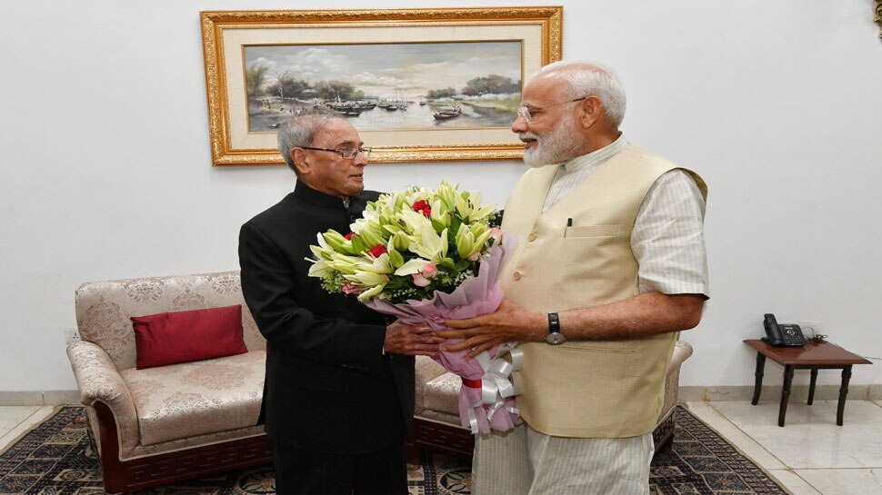 पीएम मोदी ने प्रणब मुखर्जी से आशीर्वाद लिया, पूर्व राष्ट्रपति ने मिठाई खिलाकर बधाई दी