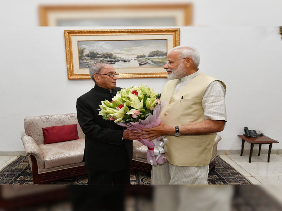 पूर्व राष्‍ट्रपति प्रणब मुखर्जी ने मिठाई खिलाकर प्रधानमंत्री मोदी को बधाई दी.