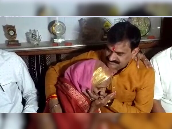 अपनी मां के साथ खजुराहो से नवनिर्वाचित सांसद बीडी शर्मा