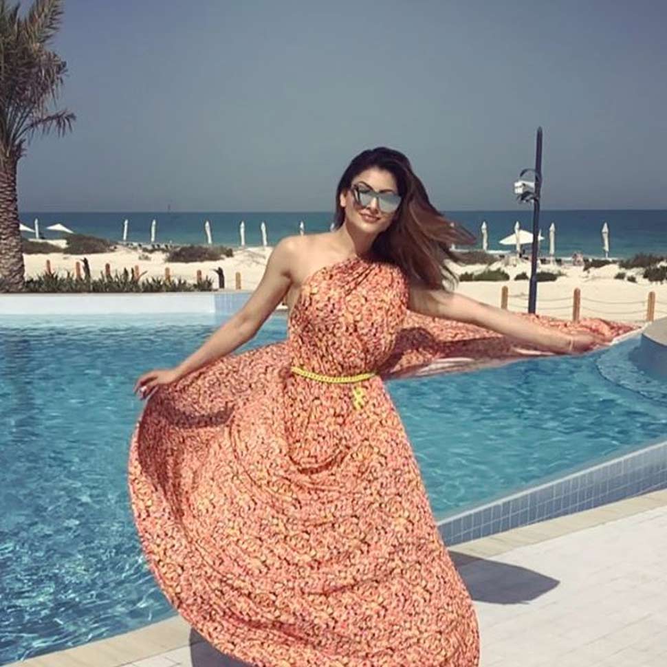 उर्वशी को उनकी रिवीलिंग ड्रेस की वजह से ट्रोल भी कर रहे हैं Urvashi Rautela looks galmours in metallic outfit