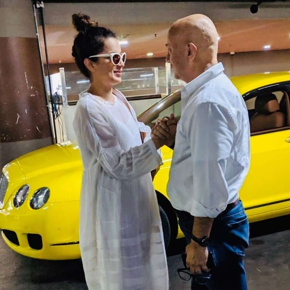 अनुपम खेर ने अभिनेत्री कंगना रनौत को अपना पसंदीदा बताया anupam kher hugs kangana ranaut at the airport photos goes viral