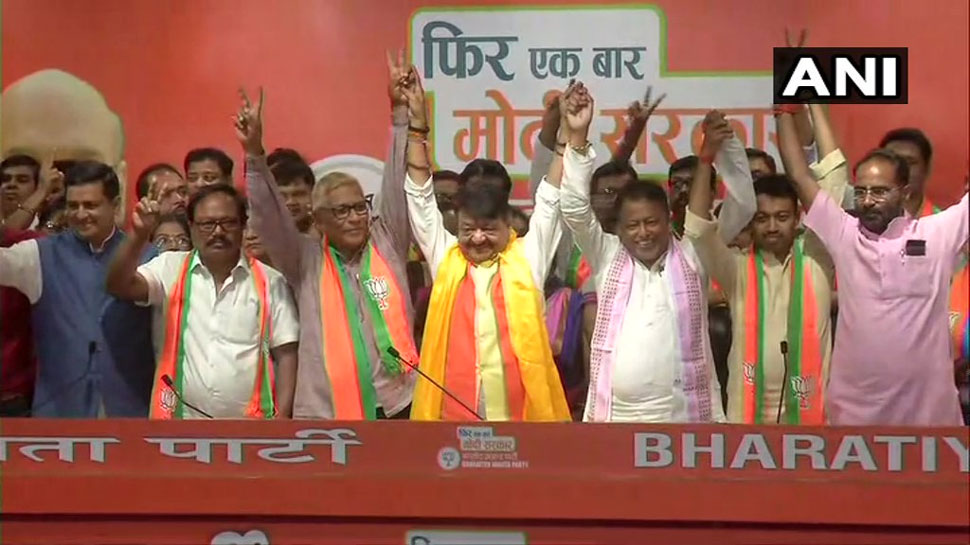 पार्टी मुख्यालय में बीजेपी महासचिव कैलाश विजयवर्गीय और मुकुल राय की उपस्थिति में ये लोग पार्टी में शामिल हुए . (फोटो साभार - ANI) पार्टी मुख्यालय में बीजेपी महासचिव कैलाश विजयवर्गीय और मुकुल राय की उपस्थिति में ये लोग पार्टी में शामिल हुए . (फोटो साभार - ANI)