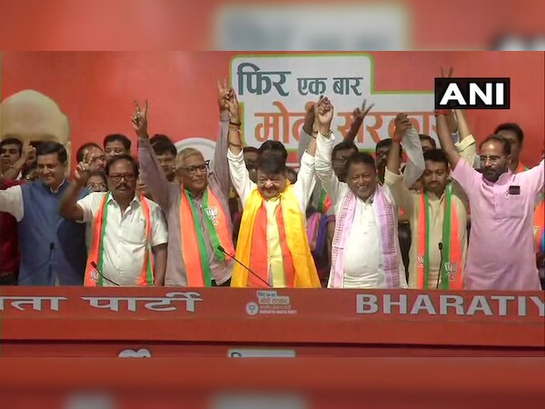 पार्टी मुख्यालय में बीजेपी महासचिव कैलाश विजयवर्गीय और मुकुल राय की उपस्थिति में ये लोग पार्टी में शामिल हुए .  (फोटो साभार - ANI)