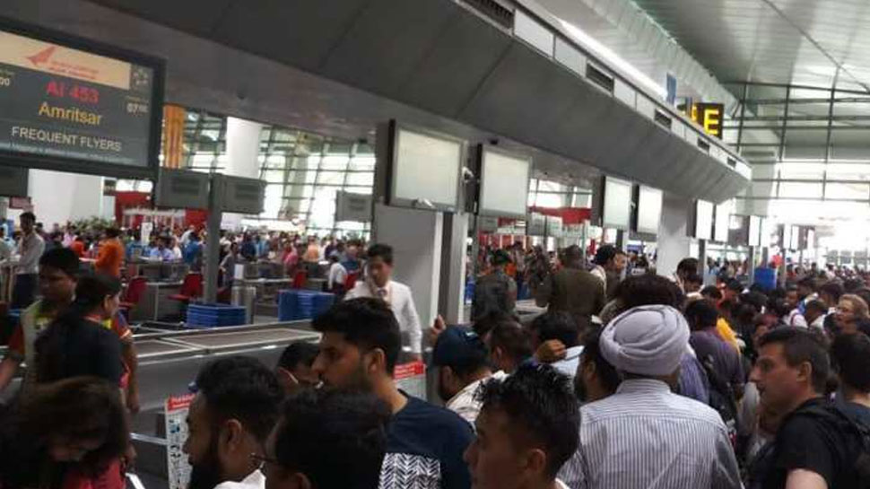 कोलकाता जा रहे यात्री के बैग से कारतूस मिलने के बाद दिल्ली एयरपोर्ट में मचा हड़कंप कोलकाता जा रहे यात्री के बैग से कारतूस मिलने के बाद दिल्ली एयरपोर्ट में मचा हड़कंप