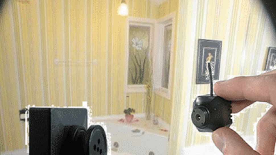 पर्यटक होटल में कर रहे थे सोने की तैयारी, पंखे पर दिखा हिडन कैमरा और फिर