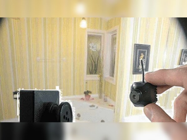 पर्यटकों की तहरीर के आधार पर होटल मालिक भट्ट के खिलाफ निजता भंग करने सहित साइबर क्राइम के तहत मुकदमा दर्ज किया गया है.