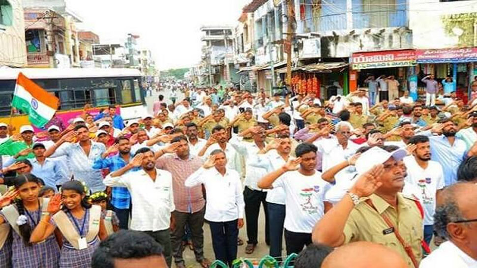 देश के इस शहर में रोज सुबह 8 बजे राष्ट्रगान की शान में 52 सेकंड के लिए खड़े होते हैं लोग देश के इस शहर में रोज सुबह 8 बजे राष्ट्रगान की शान में 52 सेकंड के लिए खड़े होते हैं लोग