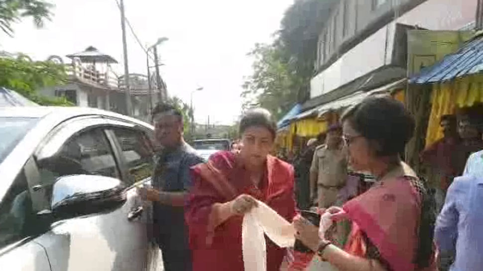 असम के कामरूप मां कामाख्या मंदिर दर्शन करने पहुंची अमेठी सांसद स्मृति ईरानी