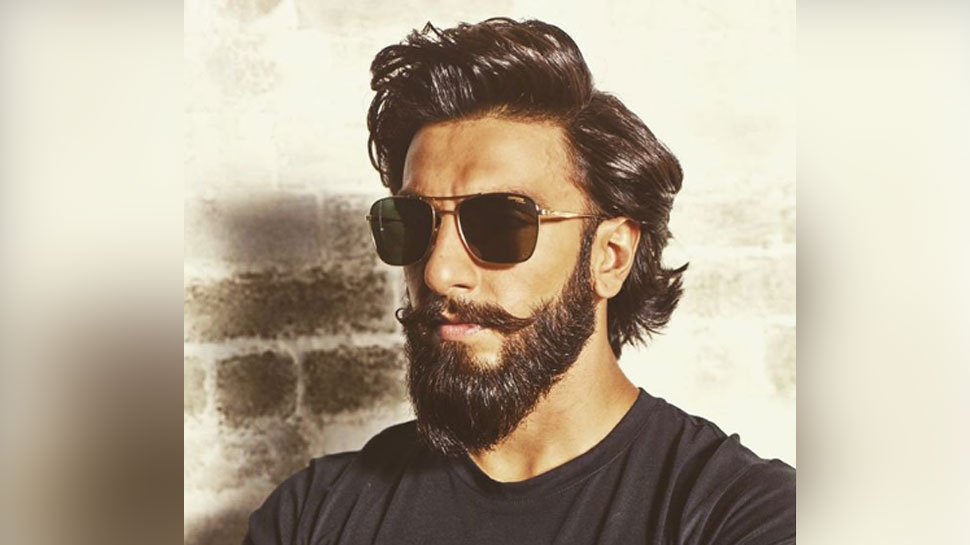 इस फिल्म की कहानी साल 1983 के क्रिकेट वर्ल्ड कप में भारत की जीत पर आधारित है, फोटो साभार: instagram@ranveersingh इस फिल्म की कहानी साल 1983 के क्रिकेट वर्ल्ड कप में भारत की जीत पर आधारित है, फोटो साभार: instagram@ranveersingh