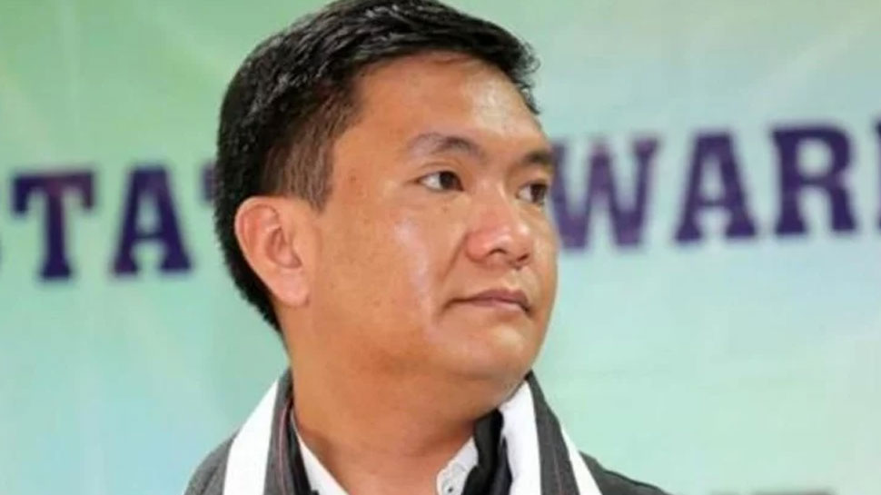 पेमा खांडू ने सरकार गठन का दावा करते हुए राज्यपाल को एक पत्र सौंपा था. पेमा खांडू ने सरकार गठन का दावा करते हुए राज्यपाल को एक पत्र सौंपा था.