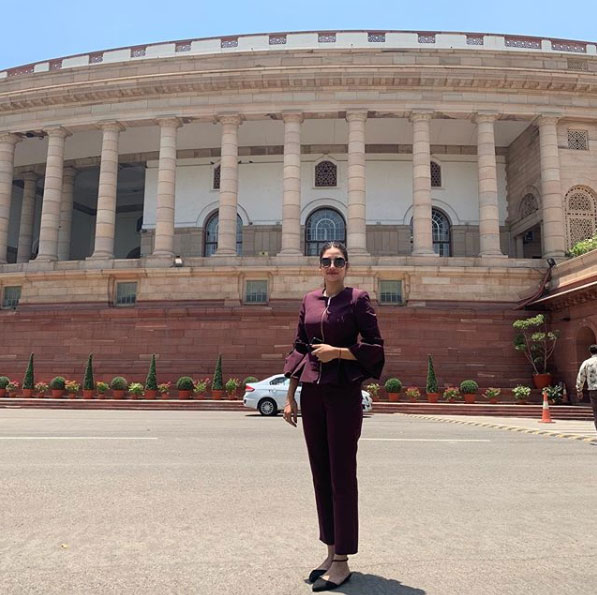वेस्टर्न ड्रेस में पहुंची थीं संसद Parliament reached in western dress