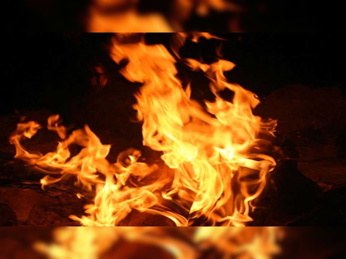 कौशांबी: हाईटेंशन तार की चपेट में आने से DJ लदा वाहन जलकर खाक, 5 लोग बाल-बाल बचे