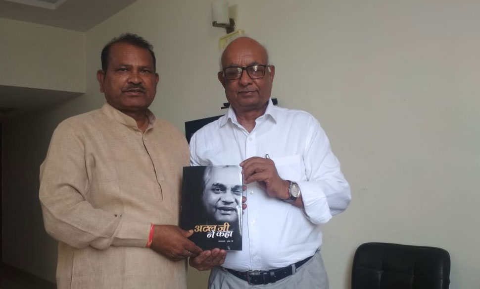 नव-निर्वाचित सांसद कनकमल कटारा से मिले लेखक बृजेन्द्र रेही, तोहफें में दी यह खास किताब