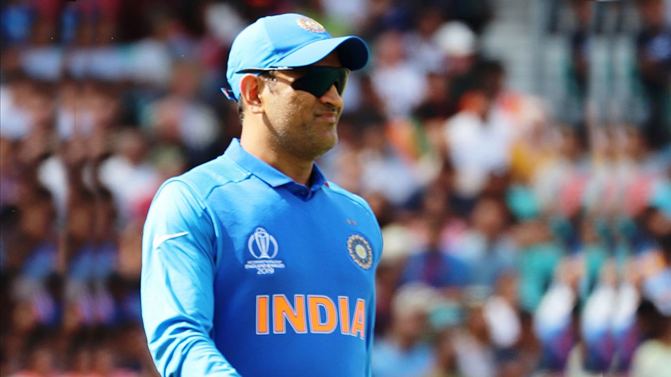 World Cup 2019: बैटिंग करते-करते बांग्लादेश की फील्डिंग जमाने लगे धोनी? फैंस ने दिए ऐसे रिएक्शन्स World Cup 2019: बैटिंग करते-करते बांग्लादेश की फील्डिंग जमाने लगे धोनी? फैंस ने दिए ऐसे रिएक्शन्स