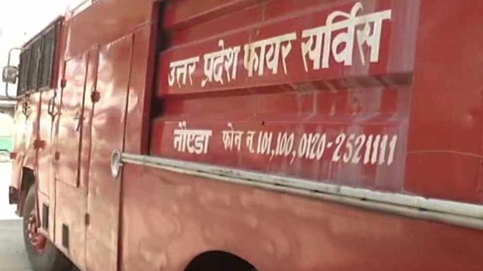नोएडा: शॉर्ट सर्किट से आधी रात को कार्टन फैक्ट्री में लगी आग, लाखों का माल जलकर राख