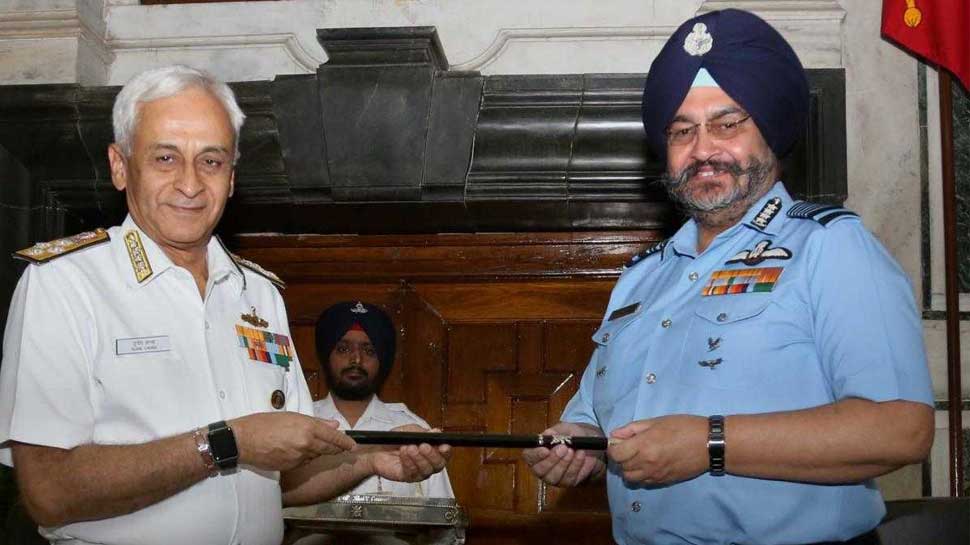 एडमिरल लांबा हो रहे रिटायर, वायुसेना अध्यक्ष बीएस धनोआ बने चेयरमैन चीफ्स ऑफ स्टाफ कमेटी