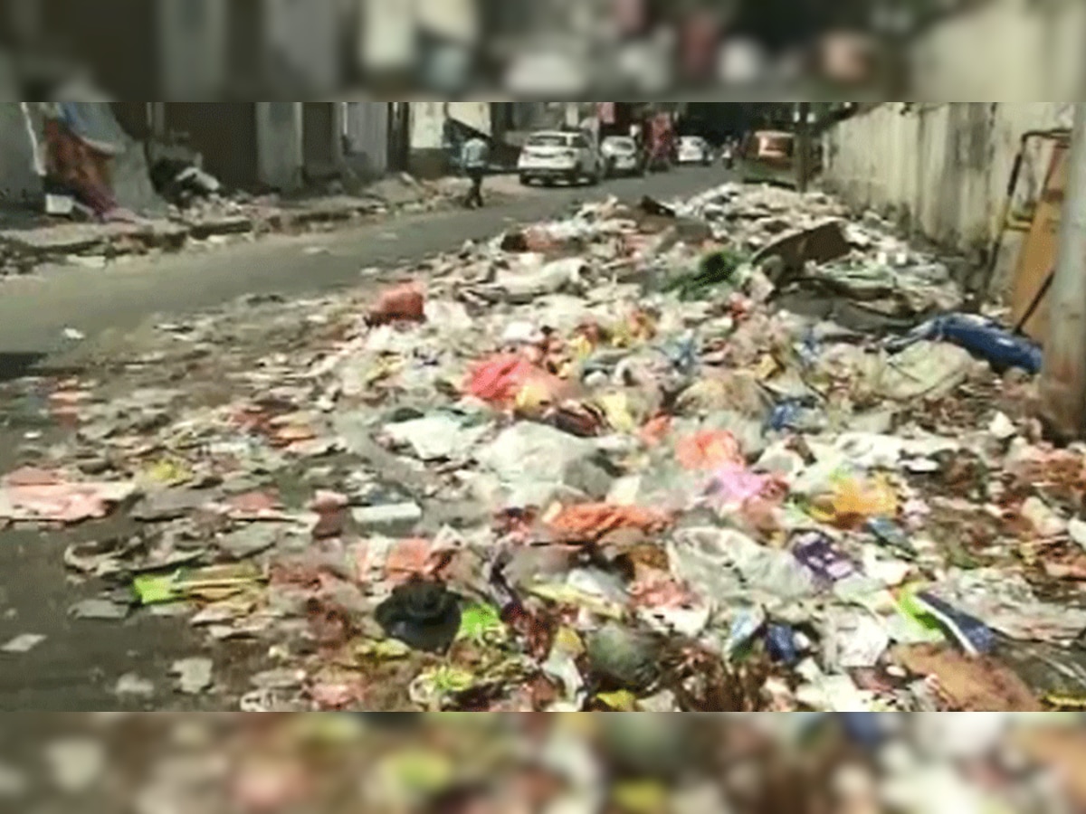 उत्तर प्रदेश: वेतन न मिलने पर सफाईकर्मियों ने शहर की सफाई करके कर रहे अनूठा विरोध प्रदर्शन