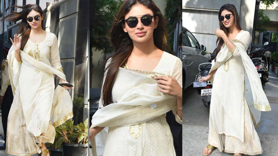 एक्ट्रेस मौनी रॉय आज किसी पहचान की मोहताज नहीं Mouni Roy in desi avatar beats the summer heat