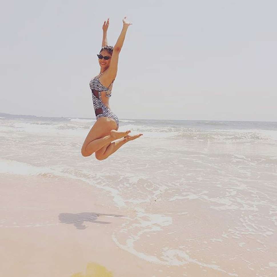टीवी पर पर नागिन बनकर छाईं मौनी Mouni Roy in desi avatar beats the summer heat