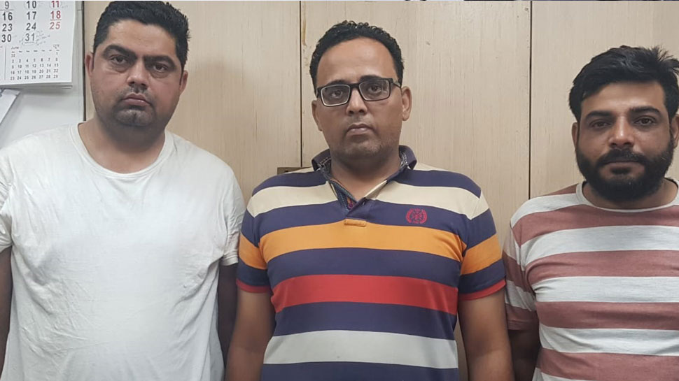 इमीग्रेशन जांच के दौरान फर्जी वर्क वीजा का हुआ था खुलासा, तीनों आरोपियों को पुलिस ने किया गिरफ्तार इमीग्रेशन जांच के दौरान फर्जी वर्क वीजा का हुआ था खुलासा, तीनों आरोपियों को पुलिस ने किया गिरफ्तार