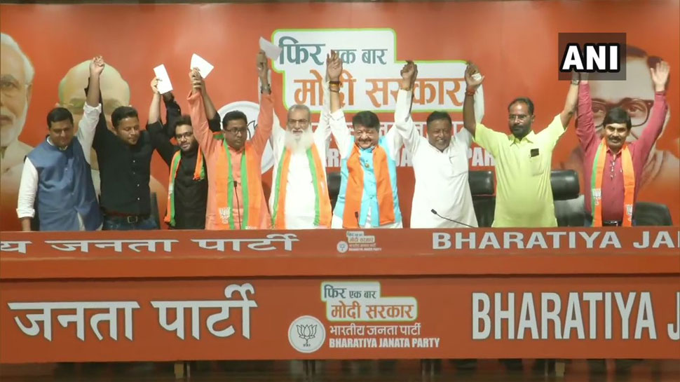 बंगाल में ममता की खिसकती जमीन, TMC विधायक समेत 4 नेताओं ने थामा बीजेपी का दामन बंगाल में ममता की खिसकती जमीन, TMC विधायक समेत 4 नेताओं ने थामा बीजेपी का दामन