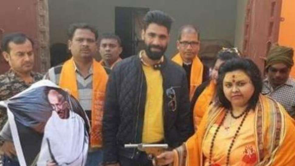 हिंदू महासभा ने सावरकर की जयंती पर बच्चों को बांटे चाकू, विवाद जारी हिंदू महासभा ने सावरकर की जयंती पर बच्चों को बांटे चाकू, विवाद जारी