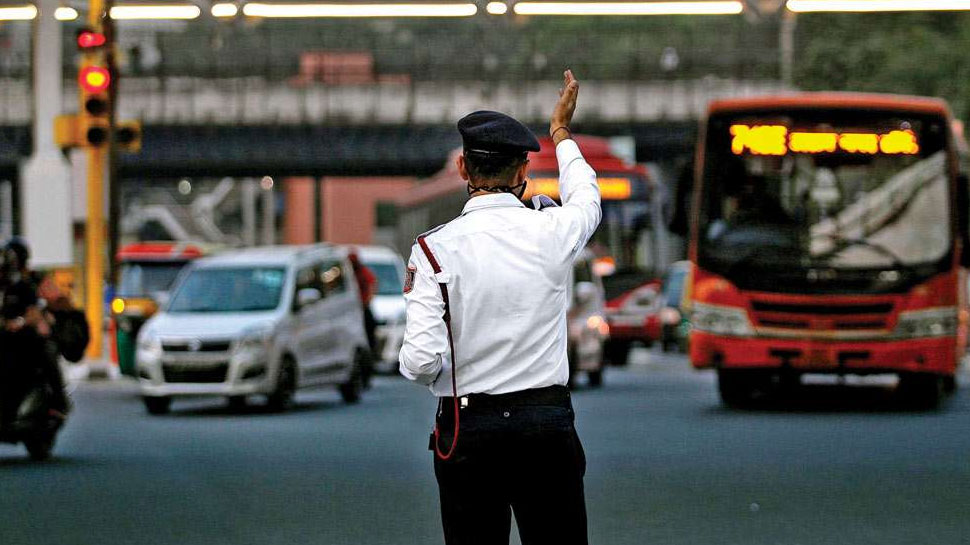 यातायात पुलिस ने ट्रैफिक एडवाइजरी जारी कर वाहन चालकों से करीब दो दर्जन मार्गों से परहेज करने की सलाह दी है. (फाइल फोटो) यातायात पुलिस ने ट्रैफिक एडवाइजरी जारी कर वाहन चालकों से करीब दो दर्जन मार्गों से परहेज करने की सलाह दी है. (फाइल फोटो)