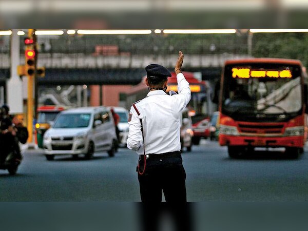 यातायात पुलिस ने ट्रैफिक एडवाइजरी जारी कर वाहन चालकों से करीब दो दर्जन मार्गों से परहेज करने की सलाह दी है. (फाइल फोटो)