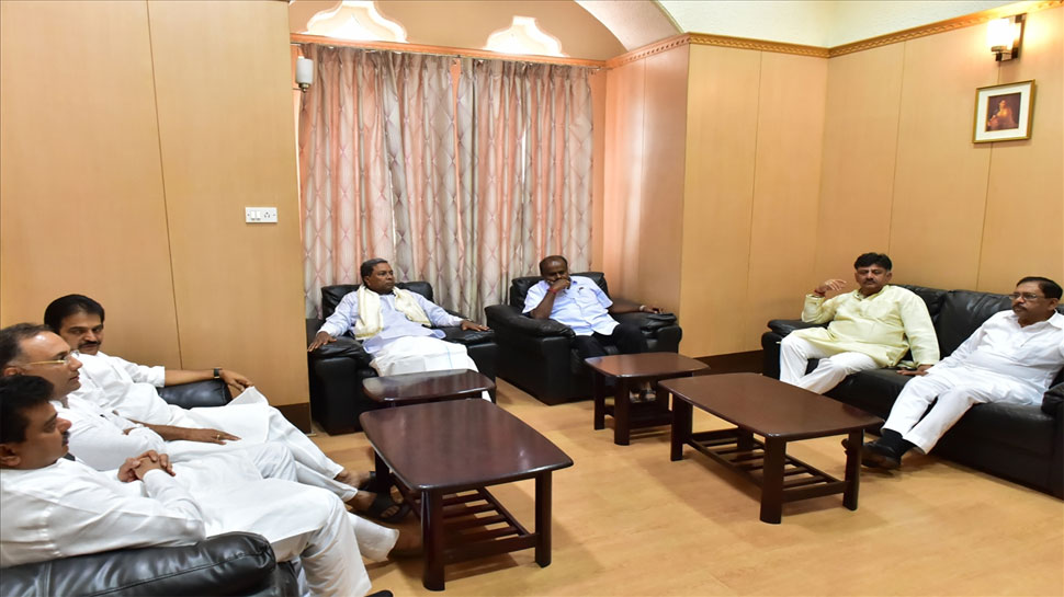 कर्नाटक: आम चुनाव में हार के बाद गठबंधन पर आए संकट से जूझ रहे हैं कांग्रेस-JDS के नेता कर्नाटक: आम चुनाव में हार के बाद गठबंधन पर आए संकट से जूझ रहे हैं कांग्रेस-JDS के नेता