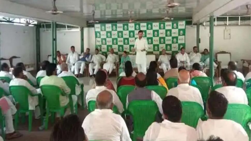 लोकसभा में हार के बाद राबड़ी देवी के घर RJD की बैठक, तेज प्रताप के अलावा 20 विधायक गैरहाजिर